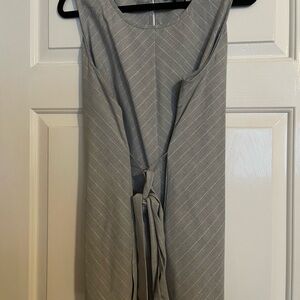 Liz Claiborne Gray Striped Sleeveless Tie Blouse